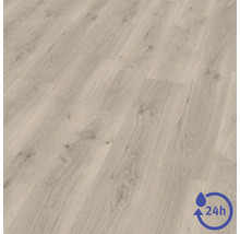 Laminátová podlaha ve vzhledu dubu s kresbou dřeva a ochranou proti vodě po dobu 24 hodin.