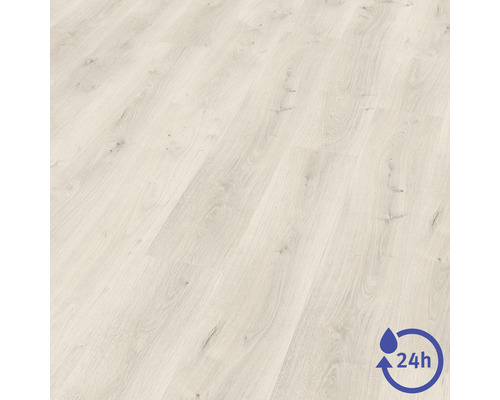 Voděodolná laminátová podlaha ve světlém dekoru dřeva s ochranou proti vlhkosti po dobu 24 hodin.