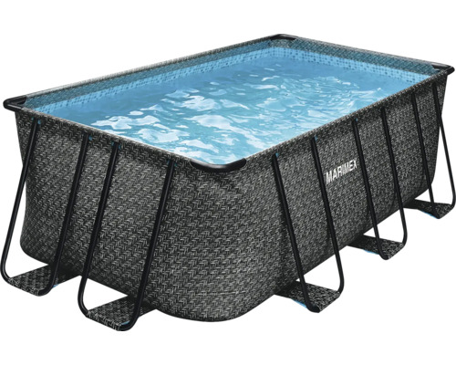 Obdélníkový nadzemní bazén Marimex v šedém ratanovém vzhledu s kovovým rámem a modrou mozaikovou fólií, naplněný vodou. Marimex Logo.