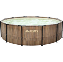 Kruhový nadzemní bazén Marimex s konstrukcí a dekorem dřeva, napuštěný vodou.