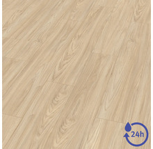 Laminátová podlaha se vzhledem světlého dubu, strukturou selského prkna a symbolem 24hodinové ochrany proti vodě.