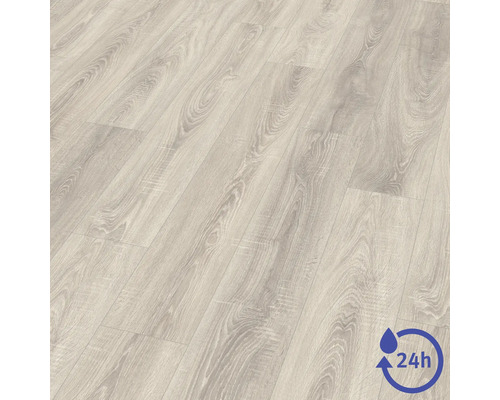 Laminátová podlaha s dekorem dřeva a čtyřiadvacetihodinovou odolností proti vodě.