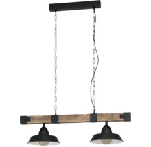 Závěsné svítidlo se dvěma žárovkami v industriálním stylu s dřevěným trámem a černými kovovými stínidly na řetězech.