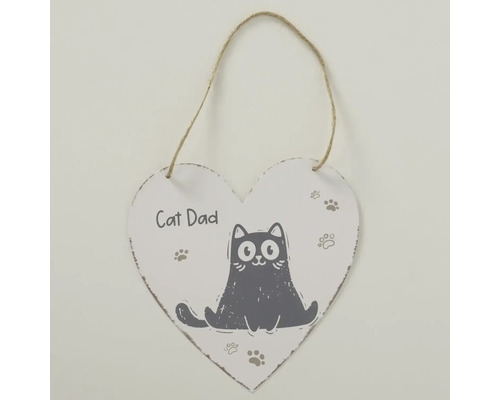 Bílá dřevěná cedule ve tvaru srdce s jutovým provázkem, ilustrace kočky a tlapek, text Cat Dad.