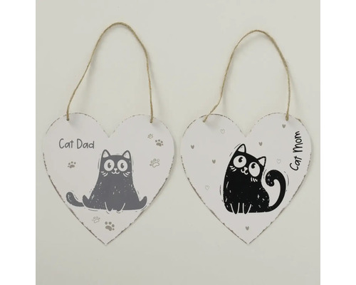 Kovové dekorativní cedulky ve tvaru srdce s kočičími motivy a nápisy Cat Dad a Cat Mom, s jutovým provázkem na zavěšení.