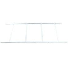 Bílý kovový rám s vertikálními vzpěrami, stabilní profil pro okna nebo dveře.