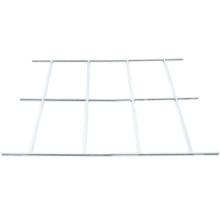 Bílá kovová mřížová konstrukce pro systémy zavěšených podhledů, skládající se z podélných a příčných profilů.