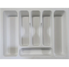 Bílý příborník z plastu se šesti přihrádkami do zásuvky.