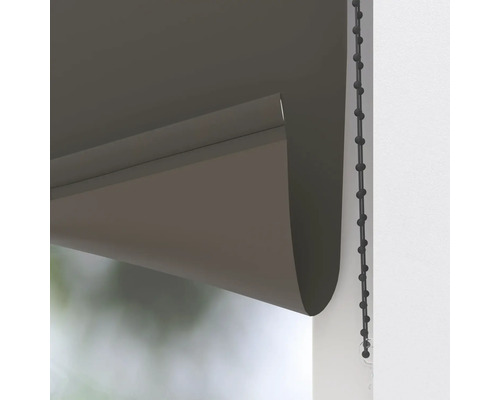 Detailní pohled na antracitovou roletu s černým kuličkovým řetízkem pro montáž na okno.