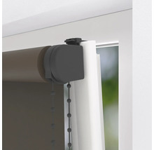 Tmavě hnědá roleta bez vrtání s upínacím systémem na bílý okenní rám.