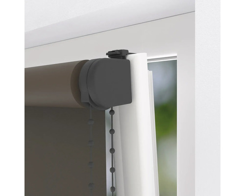 Tmavě hnědá roleta bez vrtání s upínacím systémem na bílý okenní rám.