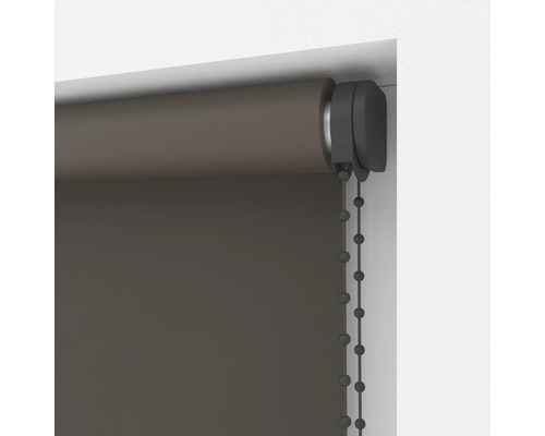 Boční stahovací roleta s perličkovým řetízkem a držákem pro montáž do okenního výklenku.