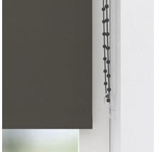 Tmavě šedá roleta s řetízkovým ovládáním a bezpečnostní pojistkou na okenním rámu.