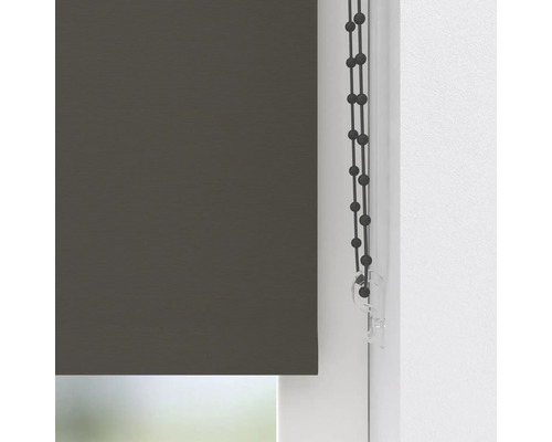 Tmavě šedá roleta s řetízkovým ovládáním a bezpečnostní pojistkou na okenním rámu.