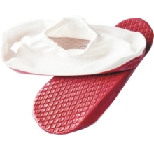 Návleky na obuv z bílého textilu s gumičkou a červenou strukturovanou protiskluzovou podrážkou.