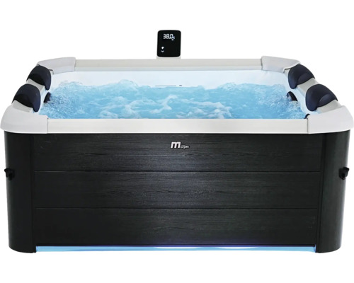 Vířivka MSpa s obložením ve vzhledu dřeva, bublající vodou, opěrkami hlavy a digitálním displejem zobrazujícím 38 stupňů.