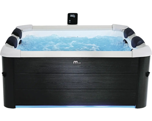 Vířivka MSpa s obložením ve vzhledu dřeva, bílou vnitřní částí, čtyřmi opěrkami hlavy, bublající vodou a digitálním displejem s 38 stupni Celsia.