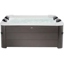 Vířivka MSpa s obložením v tmavém dekoru dřeva, bílou vnitřní skořepinou, čtyřmi černými opěrkami hlavy a bublající vodou.