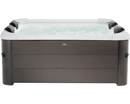 Vířivka MSpa s obložením v tmavém dekoru dřeva, bílou vnitřní skořepinou, čtyřmi černými opěrkami hlavy a bublající vodou.