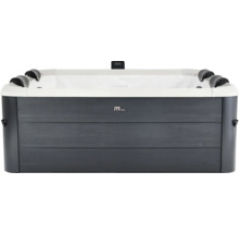 Obdélníková vířivka MSpa s tmavým obložením v dekoru dřeva, bílou vnitřní vanou a černými opěrkami hlavy.