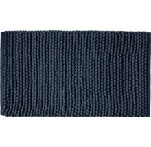 Tmavě modrá koupelnová předložka s měkkou žinylkovou strukturou.