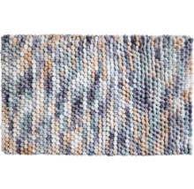 Strukturovaná koupelnová předložka s nopkovým designem v tlumených barvách, uspořádaná ve svislých řadách.