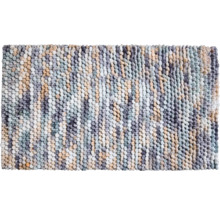 Vícebarevný smyčkový koberec s texturovaným nopkovým povrchem.