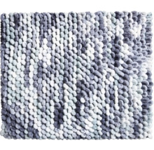 Koupelnová předložka s nopkovou strukturou v různých odstínech šedé a bílé.