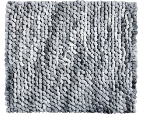 Detailní záběr na strukturovanou koupelnovou předložku s měkkým povrchem připomínajícím oblázky.