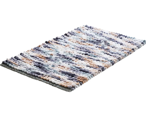 Obdélníková koupelnová předložka s vícebarevným pruhovaným vzorem a strukturovaným nopkovým povrchem.