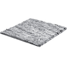 Šedá koupelnová předložka s měkkou oblázkovou strukturou.