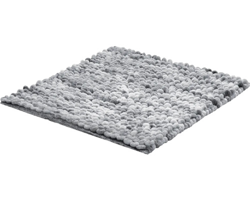 Šedá koupelnová předložka s měkkou oblázkovou strukturou.