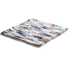 Koupelnová předložka s nopkovou strukturou a pruhovaným vzorem.