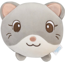 Plyšová hračka ve tvaru kulatého zvířecího obličeje s vyšívanýma očima, nosem a ústy.