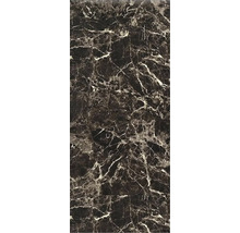 Tmavý panel s mramorovým efektem a světlým žilkováním.