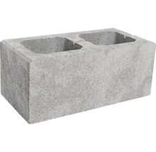 Šedá šalovací tvárnice z betonu se dvěma dutinami pro základy a zdi.