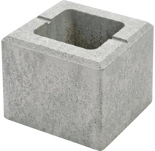 Čtvercový betonový prvek s obdélníkovým otvorem.