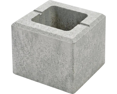 Čtvercový betonový prvek s obdélníkovým otvorem.