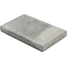 Obdélníková šedá terasová dlažba z betonu se strukturovaným povrchem.