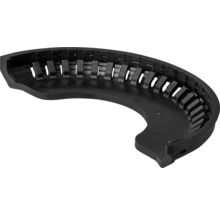Černý, zahnutý plastový náhradní díl s lamelovou strukturou pro zahradní nářadí nebo stroje.