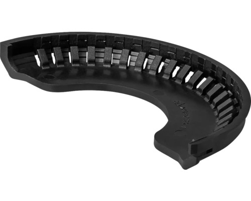 Černý, zahnutý plastový náhradní díl s lamelovou strukturou pro zahradní nářadí nebo stroje.