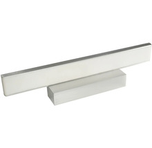 Lineární nástěnné LED svítidlo z hliníku a plastu ve stříbrné barvě.