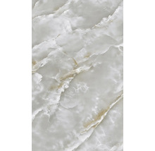 Povrch se vzhledem mramoru se světlým žilkováním a krystalickou strukturou.