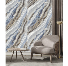 Tapeta s mramorovým vzorem v moderním obývacím pokoji s křeslem, kulatým dřevěným odkládacím stolkem a stojací lampou.