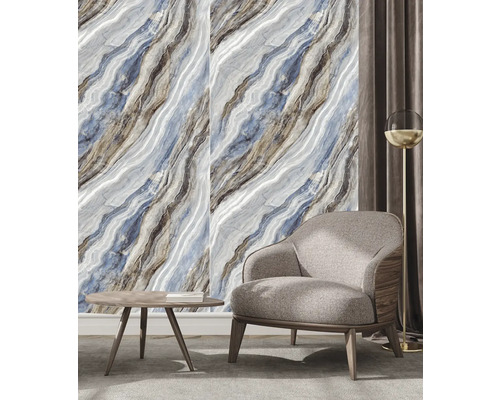 Tapeta s mramorovým vzorem v moderním obývacím pokoji s křeslem, kulatým dřevěným odkládacím stolkem a stojací lampou.