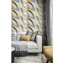 Obývací pokoj s bílou pohovkou a nástěnnou dekorací s abstraktním mramorovým vzorem ve zlaté a modré barvě.