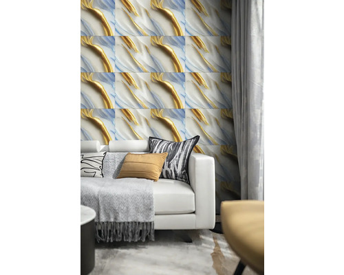 Obývací pokoj s bílou pohovkou a nástěnnou dekorací s abstraktním mramorovým vzorem ve zlaté a modré barvě.