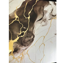 Abstraktní mramorový vzor s tmavými víry a zlatými žilkami pro dekoraci stěn.