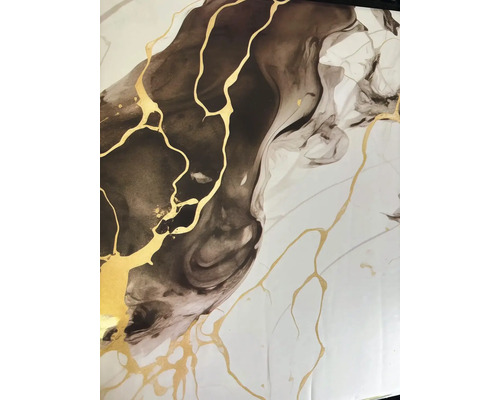 Abstraktní mramorový vzor s tmavými víry a zlatými žilkami pro dekoraci stěn.