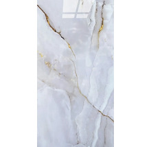 Leštěná dlažba v bílém mramorovém vzhledu se zlatými žilkami.